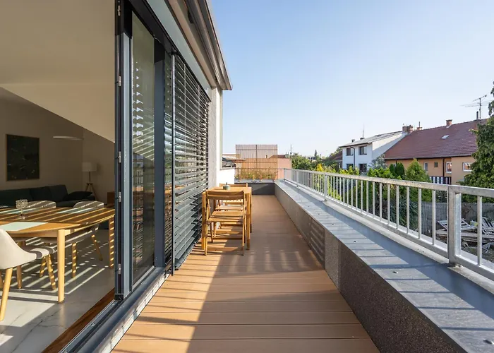 Large In A Quiet Area With Terrace & Free Garage アパート ブルノ