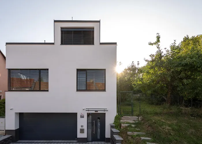 Large In A Quiet Area With Terrace & Free Garage ブルノ