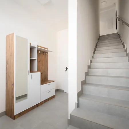 Large In A Quiet Area With Terrace & Free Garage 公寓 *